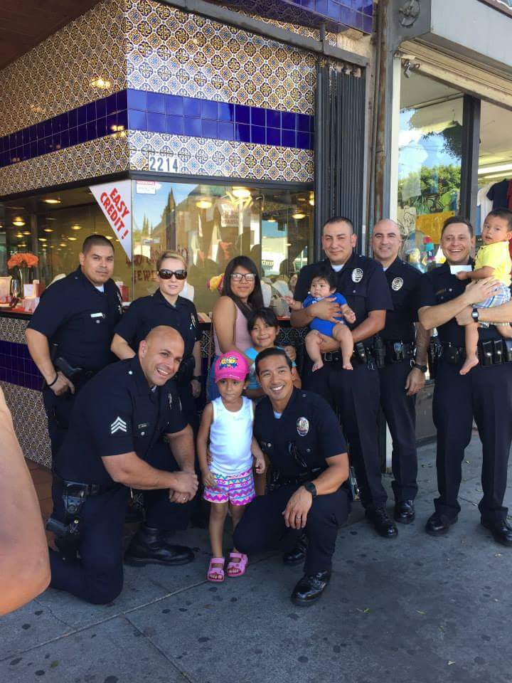 LAPDHQEnEspanol's tweet photo. #LAPD Tuvimos el placer de conocer buena gente caminando la Avenida #CesarChaves en @LAPDHollenbeck #LOSANGELES http://t.co/MclIbHj1Af
