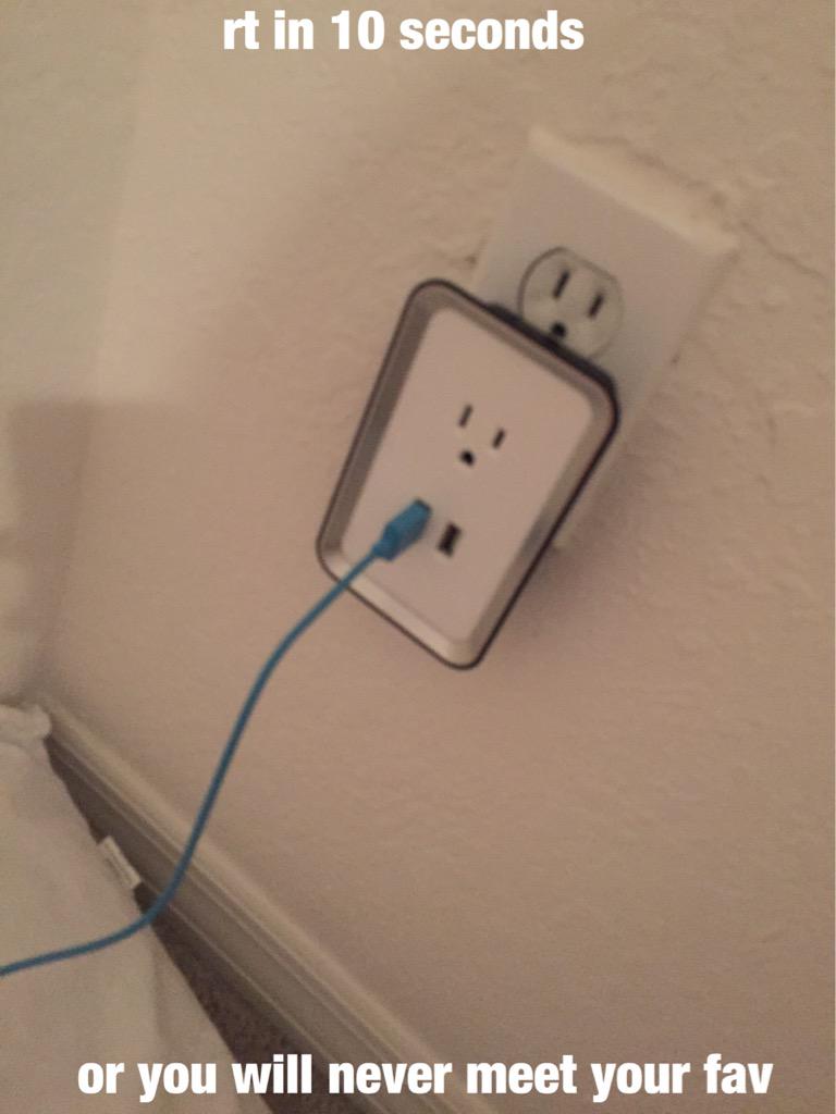 GUYS LOOK AT THIS CHARGER THINGY I GOT