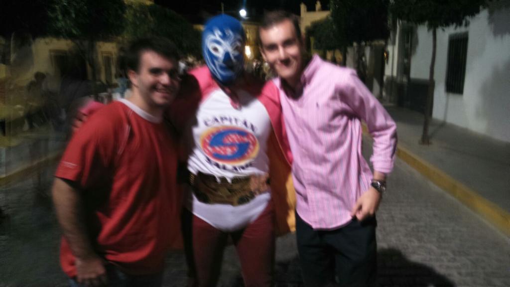 PabloLastrucci's tweet photo. El toro de fuego de Salteras. Foto con el Capitán Salami http://t.co/iiFniWAyjY