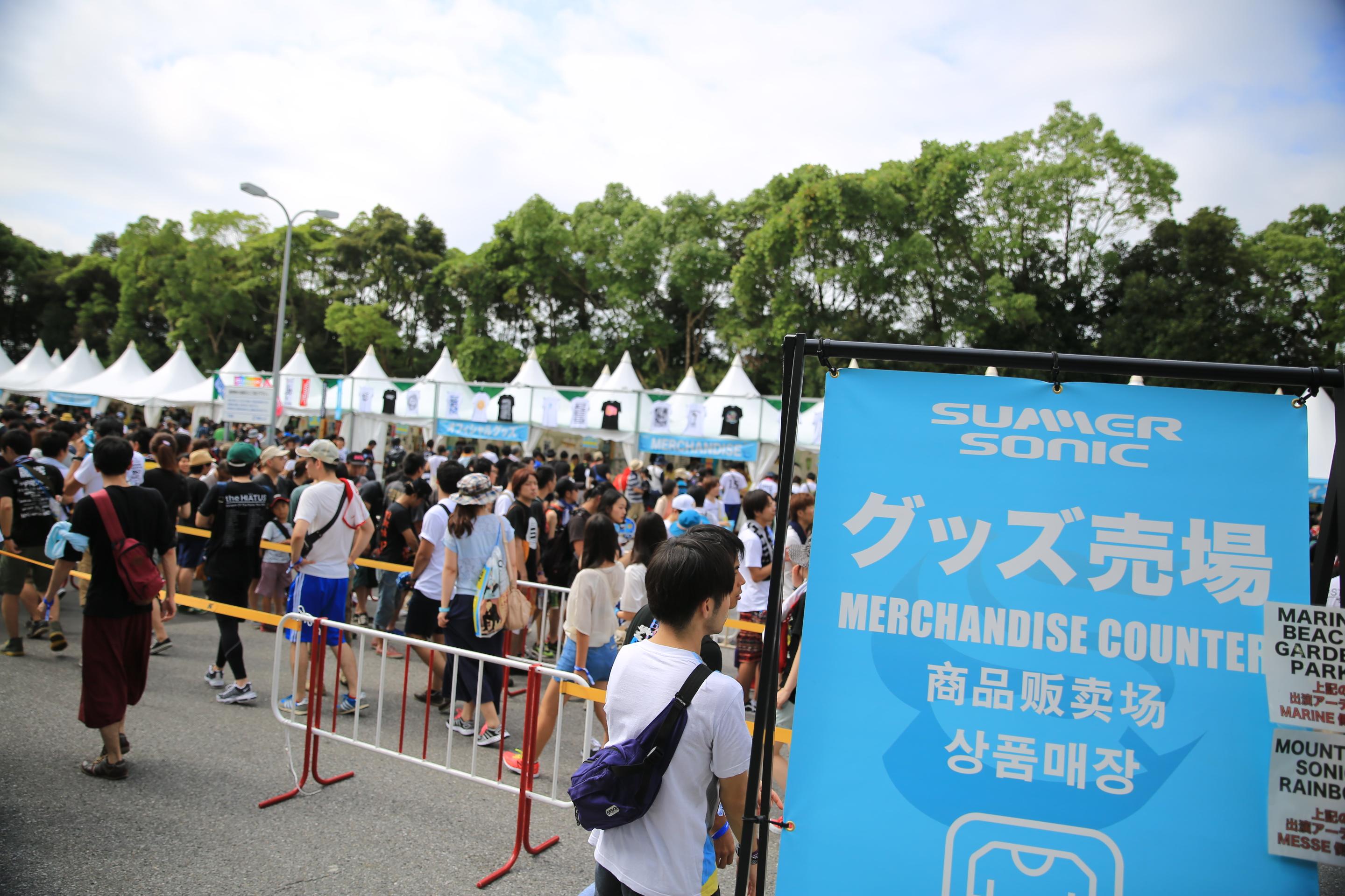 Summer Sonic 100mもの行列が 幕張メッセの物販コーナーはすでに大盛況 売り切れ必須のグッズだけに欲しい方はお早めに サマソニ Http T Co Zddo3bn7df Http T Co Fgf3qdv18m Twitter