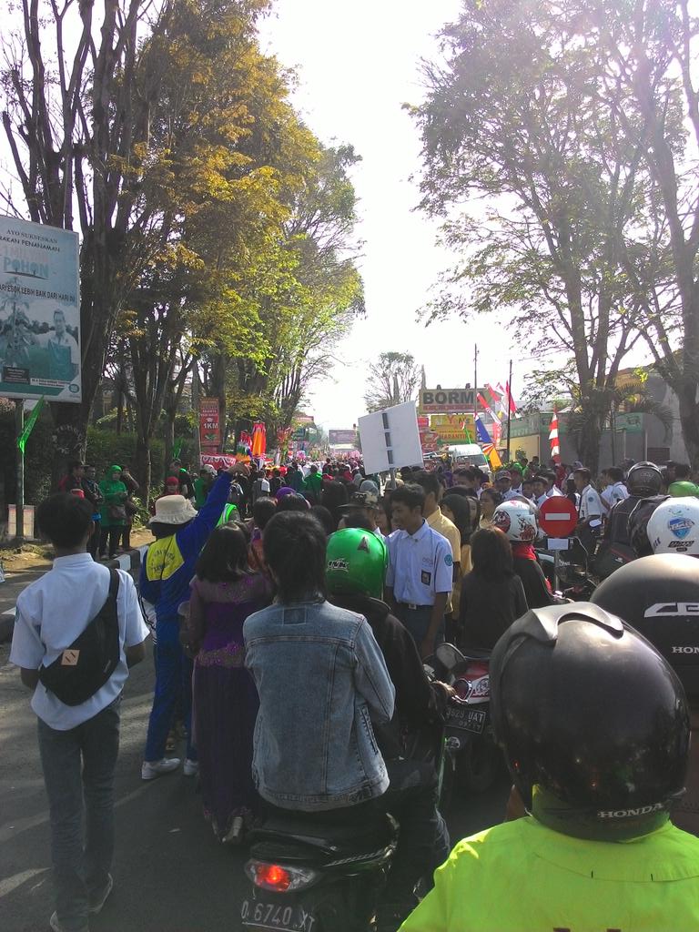 Arah menuju lembang padat, arus dialihkan diberlakukan contra flow harap bersabar #lalinlembang #KarnavalAgustusan