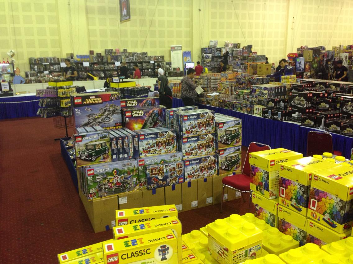 JakToysFair's tweet photo. Mimin punya feeling tumpukan lego di tengah bakalan yg plg cepet habisss... #BoTT15 http://t.co/XVDPh6nBjK