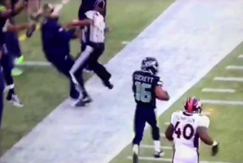BleacherReport's tweet photo. VIDEO: Pete Carroll gets lit up by ref during Tyler Lockett’s 103-yard kickoff return http://t.co/PPTZUuDmxi http://t.co/04bsuf0dgX