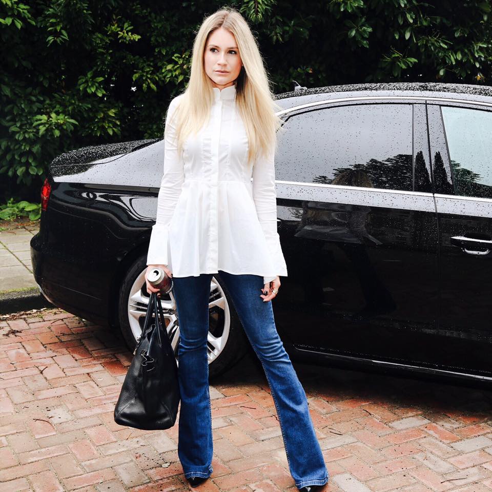 Ook gek op de 70's vibe? Met deze <a href="/Nikkieplessen/">Nikkie Plessen</a> blouse ga jij deze look rocken! - hautemagazine.nl/weekend-mustha…