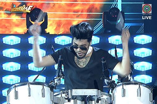 ViceFangirl's tweet photo. "@ABSCBN_Showbiz: WATCH: Shrieks as Vice Ganda debuts rock band http://t.co/33fD8oVVEH #FunnyOneMoreTime http://t.co/kxeatLNsIY"