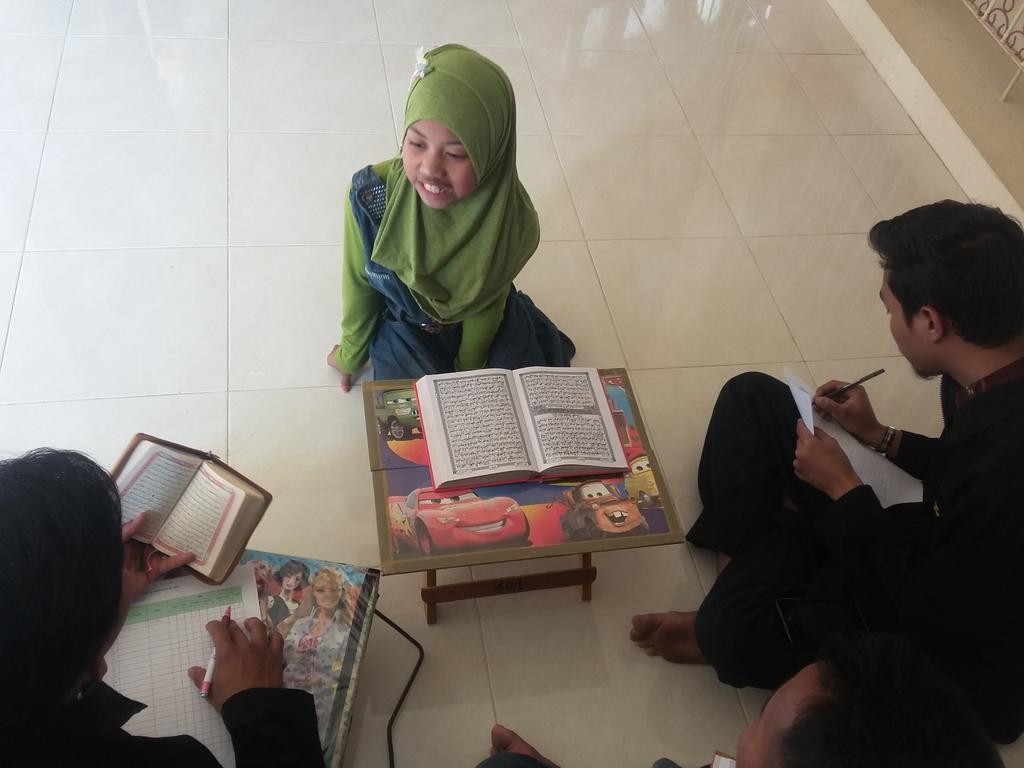 118Kkn's tweet photo. Biar masih kecil, adik yang satu ini jago baca Alquran loh! http://t.co/IpnMtKbFOK