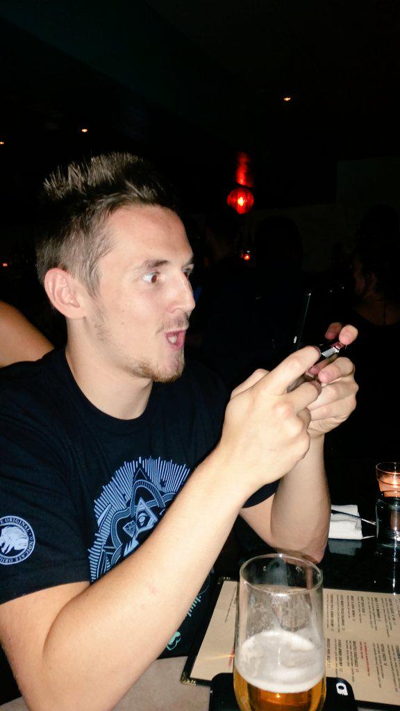 LuiCalibre's tweet image. This is @ProSyndicate first time playing the original Super Mario Bros. He died on the first goomba.