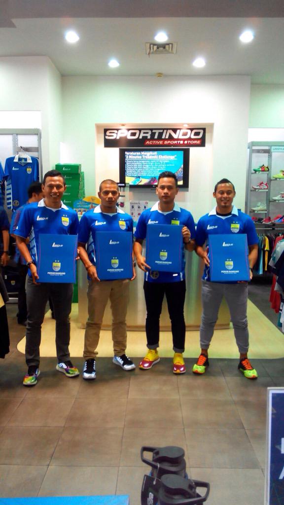 league_world's tweet photo. Siapa yg rindu akan pemain2 @persib ini? Kalian bisa bertemu di Sportindo Istana Plaza, Bandung. #PERSIBPride http://t.co/r8Z8uggIPX