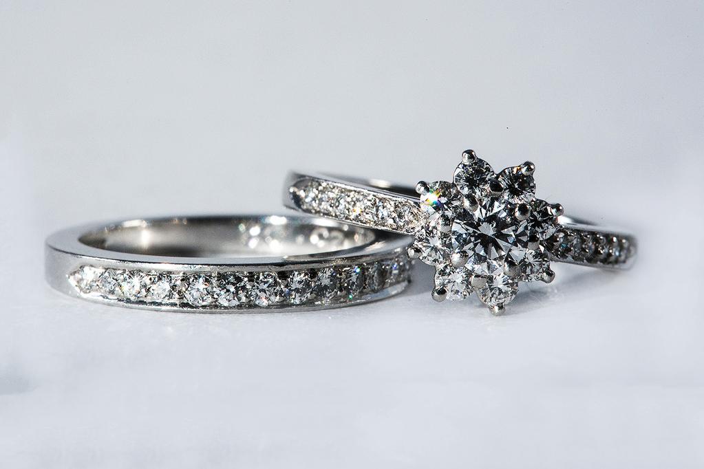 /mengantarkan pesanan/
Sepasang wedding ring untuk @Profs_Jennifer dan <a href="/ProfsLiam/">Liam.</a> 

"congratulations!✨"