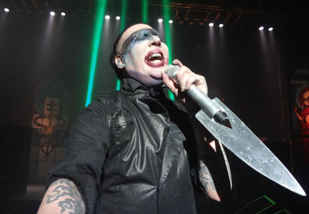 【マリリン・マンソン来日中】今日はサマーソニックでパフォーマンス。まるで演劇のステージのような、マンソンのライヴ演出＆メイクをチェック