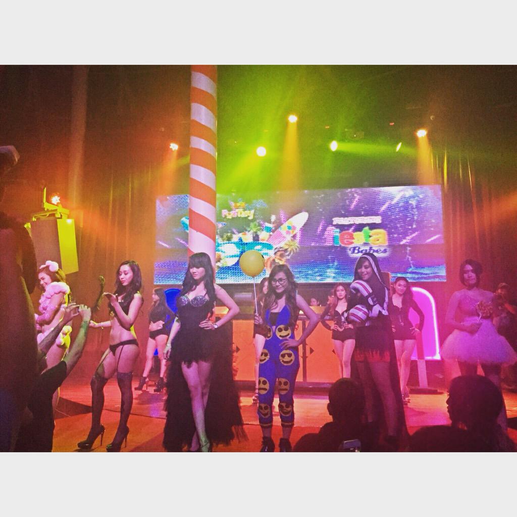 HevenRatu's tweet photo. #fashion show fiesta fantasi http://t.co/ZoBCnW3VXQ