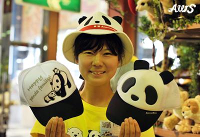 アドベンチャーワールド 公式 日差しが眩しい時に大活躍のパンダ帽子 ハットタイプ キャップタイプとデザインもいろいろ ご家族やお友達同士 お揃いで被れば気分もさらに盛り上がります パーク内ショップにて販売中です アドベンチャーワールド Http