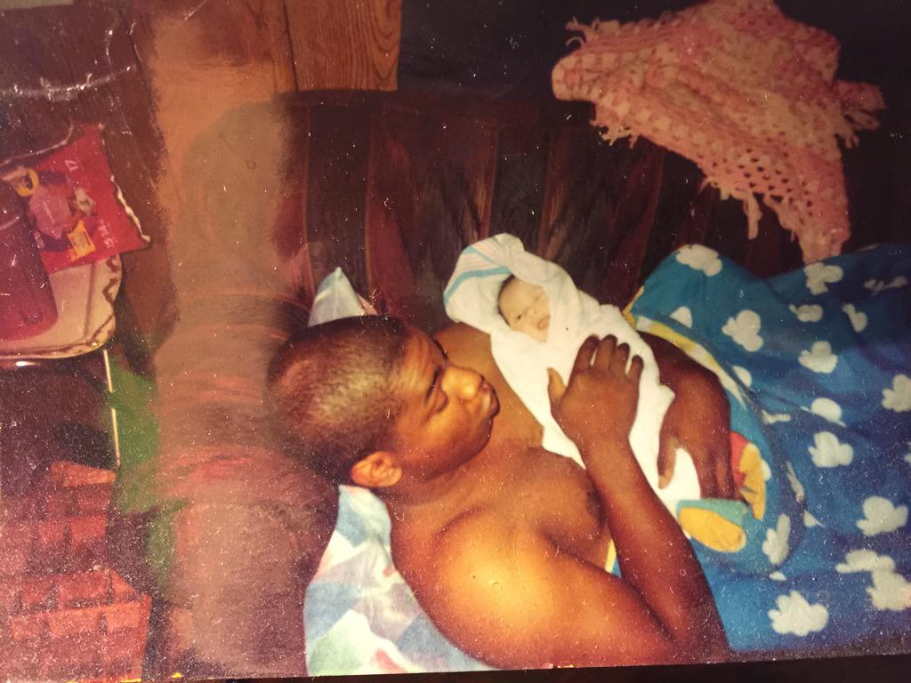 LilJaee92's tweet photo. You don't have a Twitter... But ily๐
I know it's hard to raise 2 girls on your own, so thanx๐
#DaddyAppreciationPost http://t.co/gNjtRojxjU