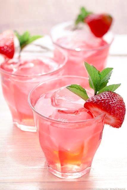 Panasss......enaknya es teh strawberry..