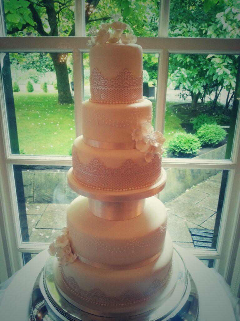 cakesandrealee's tweet photo. The wedding of Sarah &amp; Stu took place the stunning @StathamLodge here is the Cake for you all ♡ http://t.co/dijSHFmGa2