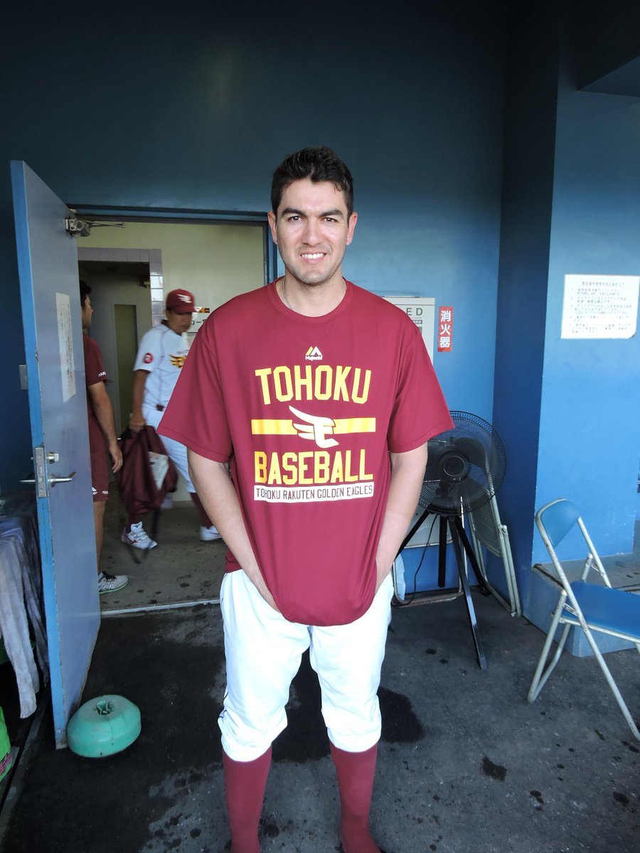 Eagles_Farm's tweet photo. 試合後、本日初出場で9回に初タイムリーを放ったムリーロ選手を直撃(^-^)/
快くOKをいただき写真を撮らせてもらいました(*^_^*)
今後の活躍に期待です(^-^)
#eaglesfarm #rakuteneagles http://t.co/VUyXlnQaDz