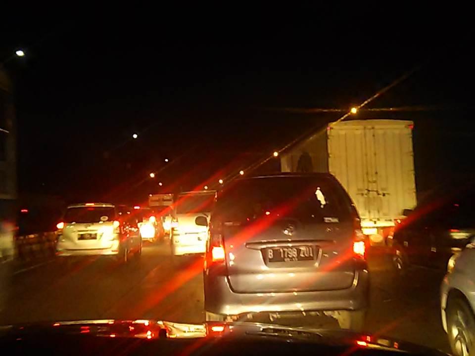 ferdimiranda's tweet photo. Tol cikampek arah bekasi. Buntut mct sdh sampai tol jorr @TMCPoldaMetro http://t.co/wDLha9cybA