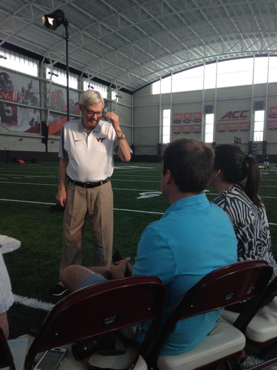 NathanWarters's tweet image. Beamer has to leave podium to hear reporter&apos;s question. #AcousticsProblems