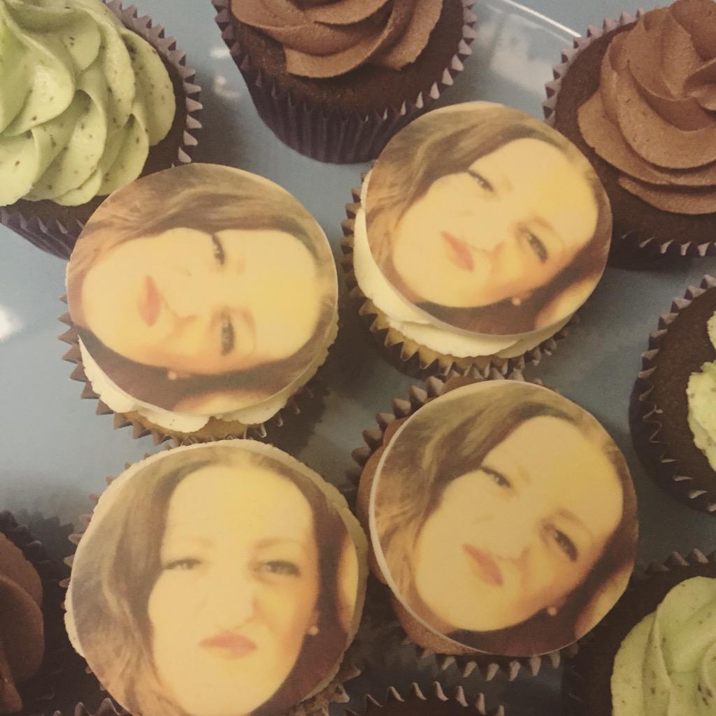 Head_Romance's tweet image. #HappyBirthday @samsammylou #ClientTreats #Cupcakes #Yum #GreenDaisyCakery