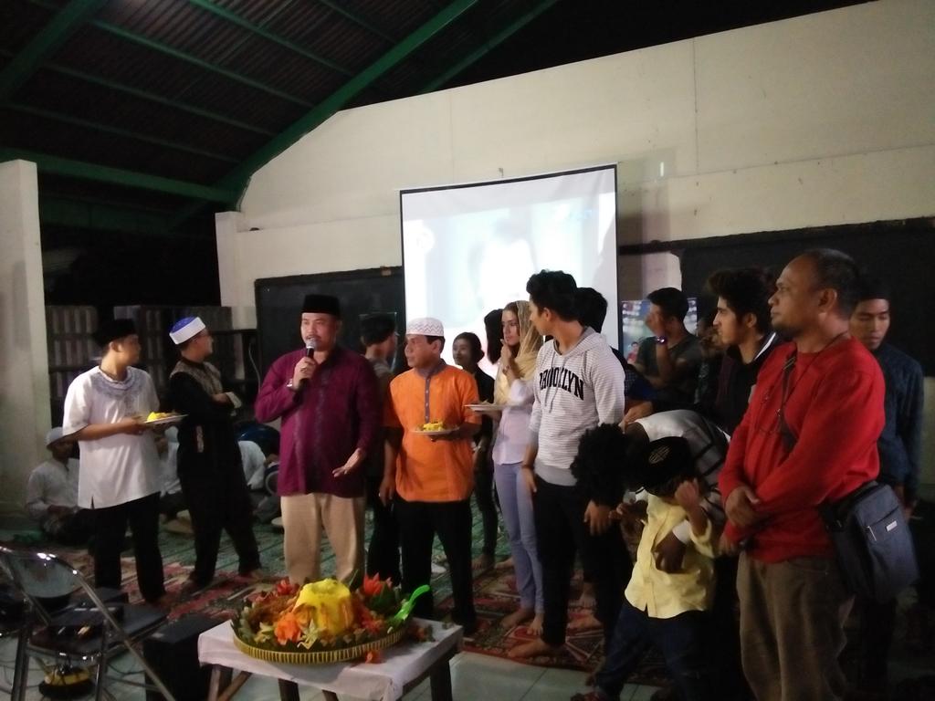 Alhamdulillah.. #MADUN sdh msk 100 episode. Qt lg syukuran niyh d lokasi.. semoga berkah untk qt semua. Amiinn