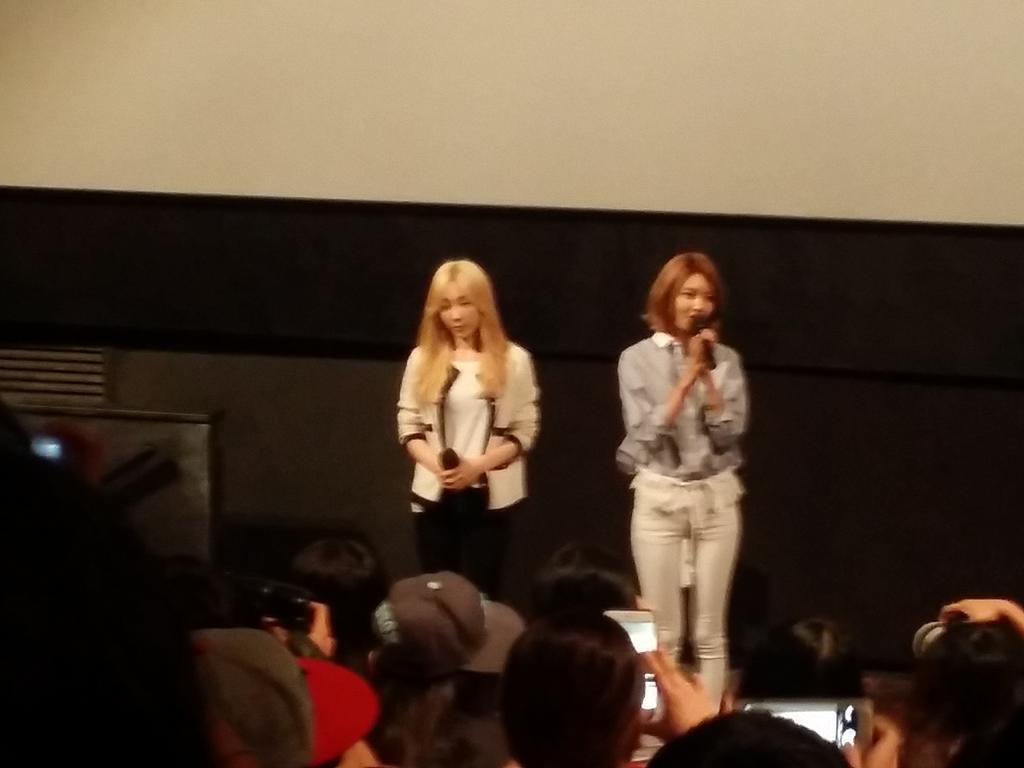 [PIC][15-08-2015]TaeYeon và SooYoung tham dự buổi công chiếu "SMTOWN THE STAGE" vào chiều nay CMcCh-aUcAARyx_