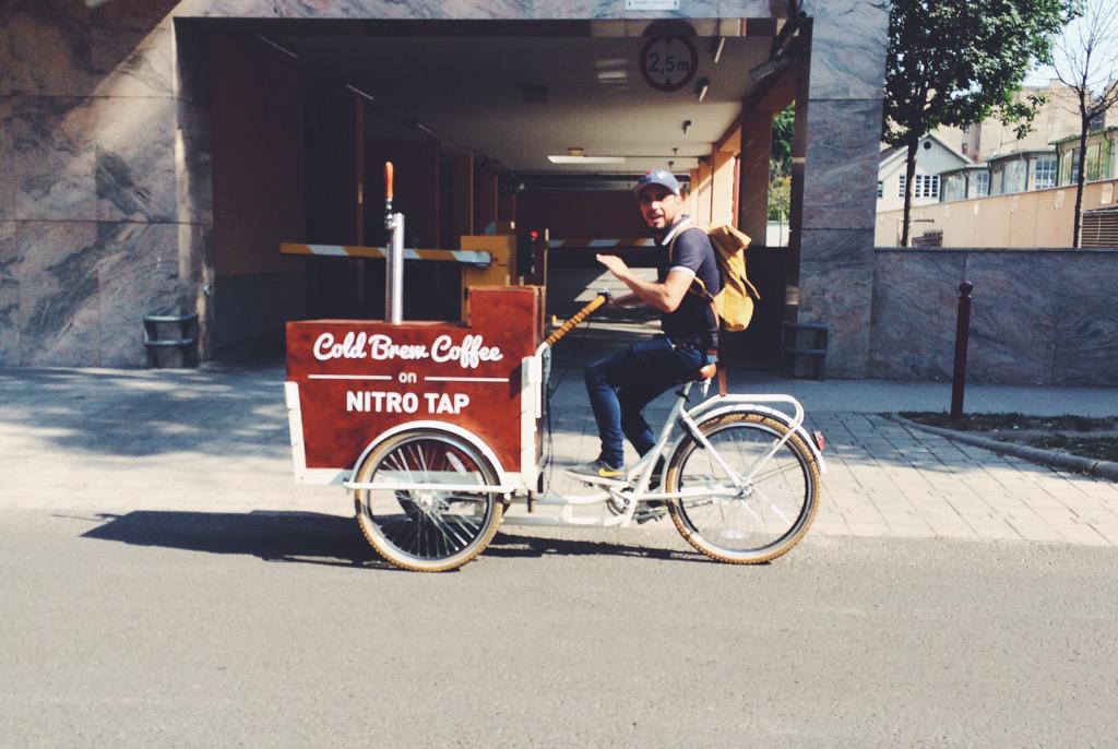 Heading to Farmers Market in Király utca #farmersmarket #coldbrew #coldbrewbike #cargobike