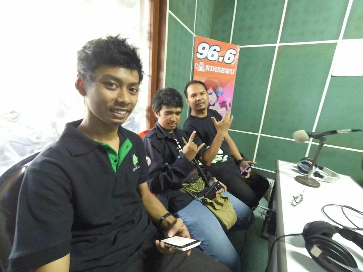 ciee nih ada om-om kece dari KLADROID yang lagi talkshow di <a href="/candisewufm/">candisewufm</a>,