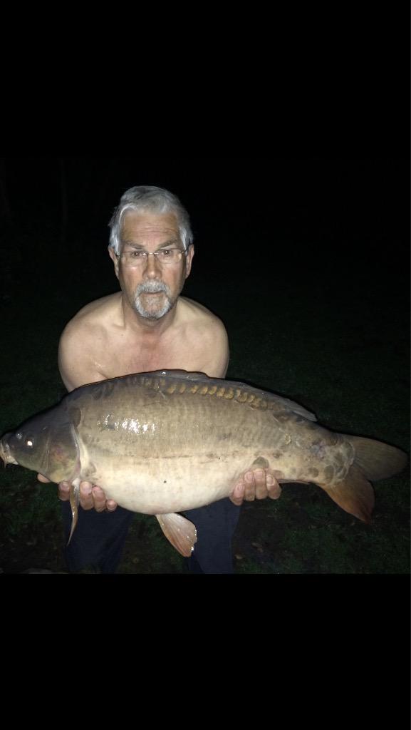 Richard Ellis catching one of his babies of 25lb <a href="/Taswood_lakes/">Taswood_lakes</a>