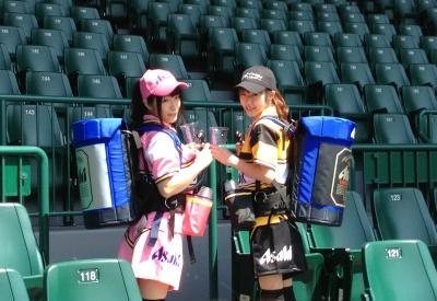とらツボ 甲子園 高校野球 近年の甲子園球場の売り子ちゃんが可愛い過ぎるために 野球観戦おろか 売り子観戦にも熱が入ります 個人的推し売り子の会社 梶本商店 ウエルネス阪神 やとや Http T Co Auywabro3h