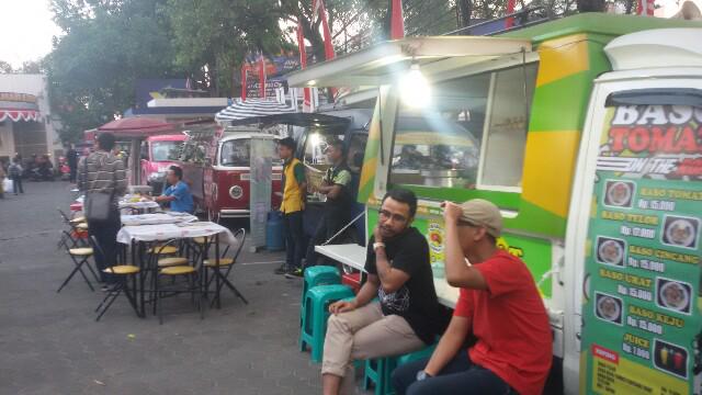 kellsmallon's tweet image. yang malem minggu bingung ga kmana2 mendingan ke xl center jl.R.E martadinata no. 7
 @infobdg