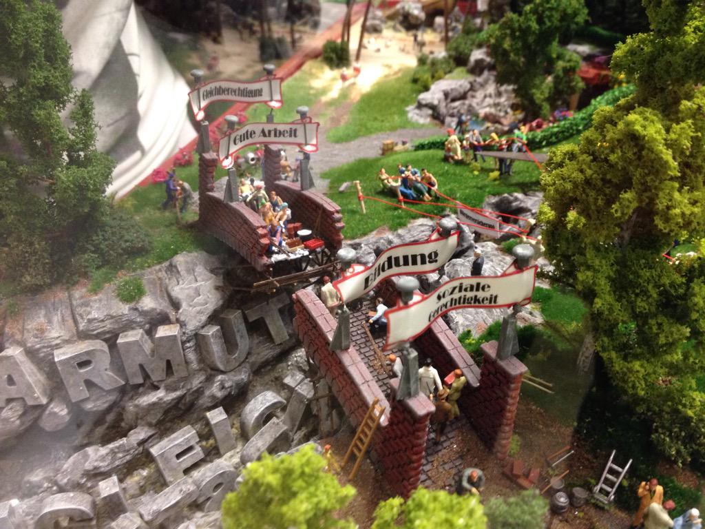 F_Strassburger's tweet photo. Urlaubszeit ist Ausflugszeit heue im #miniaturenwunderland auch hier darf die #SPD nicht fehlen! #spdsommer #spdnds http://t.co/BFaah399tK