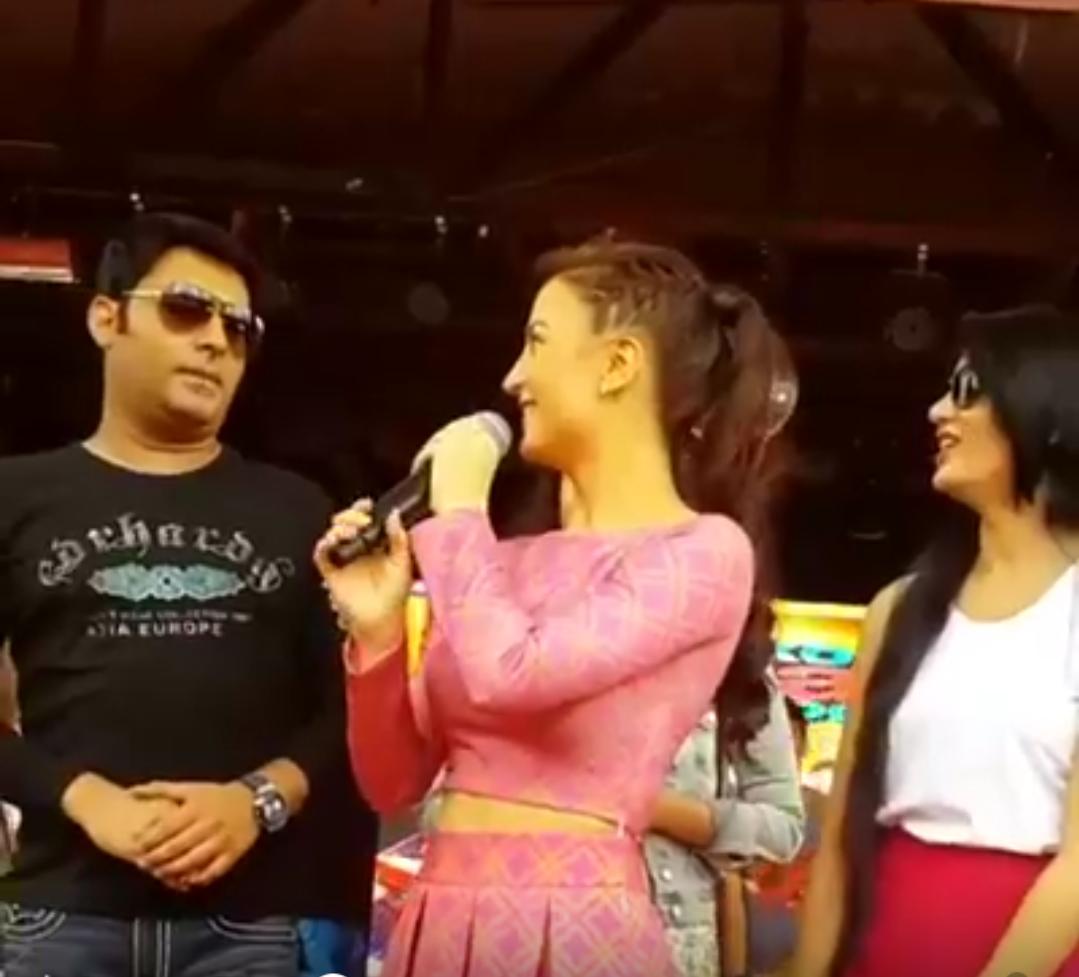 teleworldin's tweet photo. Here's @ElliAvram teaching @KapilSharmaK9 #WoopWoop💓 @KapilFans @KKPKOfficial @kkpkmoviefans @ElliAvram_Fans 💘💕💞 http://t.co/CFz93VoitO