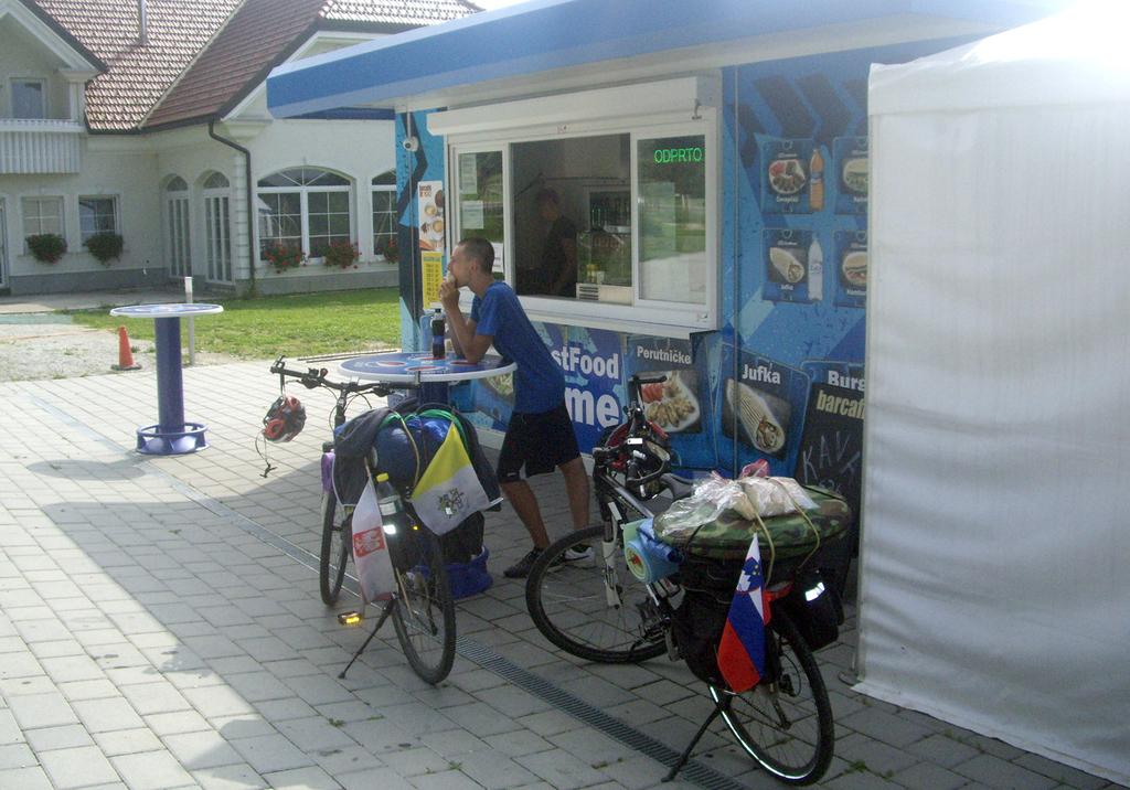 RoweremDoJP2's tweet photo. Tym razem nie jedliśmy żadnych kebabów w "słynnej" budce niedaleko Lublany :)  Dzięki temu dojechaliśmy do Celu :) http://t.co/jJHoKiSHeW