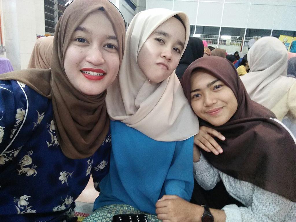 rozleenrahim's tweet image. 15 August 15. 
Rumusan : Colour run. Gold medal. Jamuan raya. Last raya.
I'm happy! I had fun! #kcscolourrun