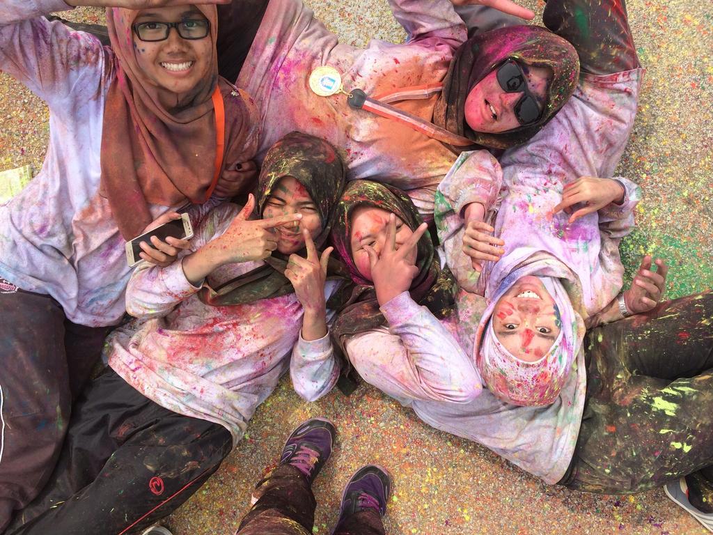 rozleenrahim's tweet image. 15 August 15. 
Rumusan : Colour run. Gold medal. Jamuan raya. Last raya.
I'm happy! I had fun! #kcscolourrun