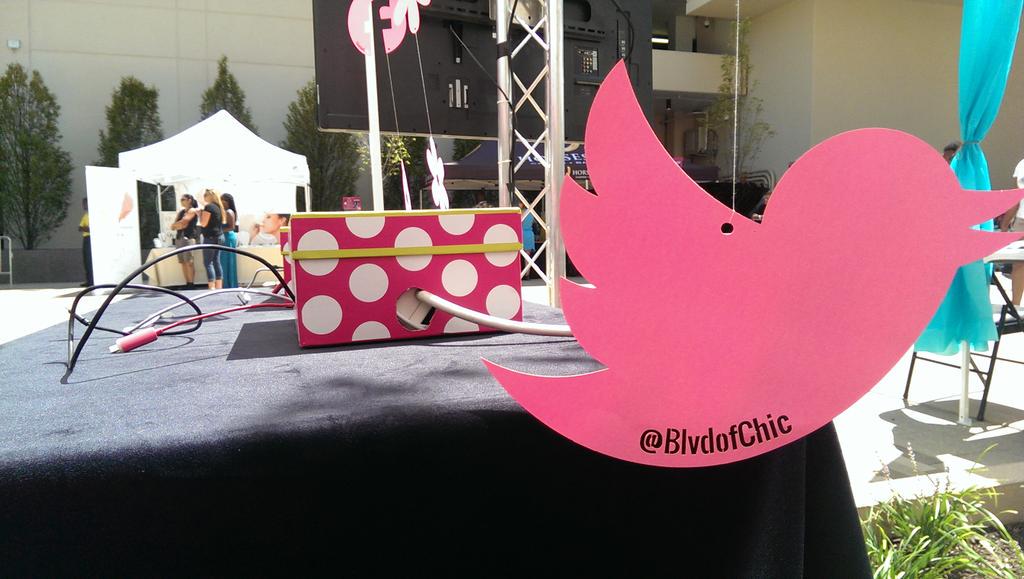 BlvdOfChic's tweet photo. Don't forget to juice up your phone in the Social Media Garden! #Juicy #BoulevardOfChic #AChicMix @HeidnSeekEnt http://t.co/2XBUCuoP0o