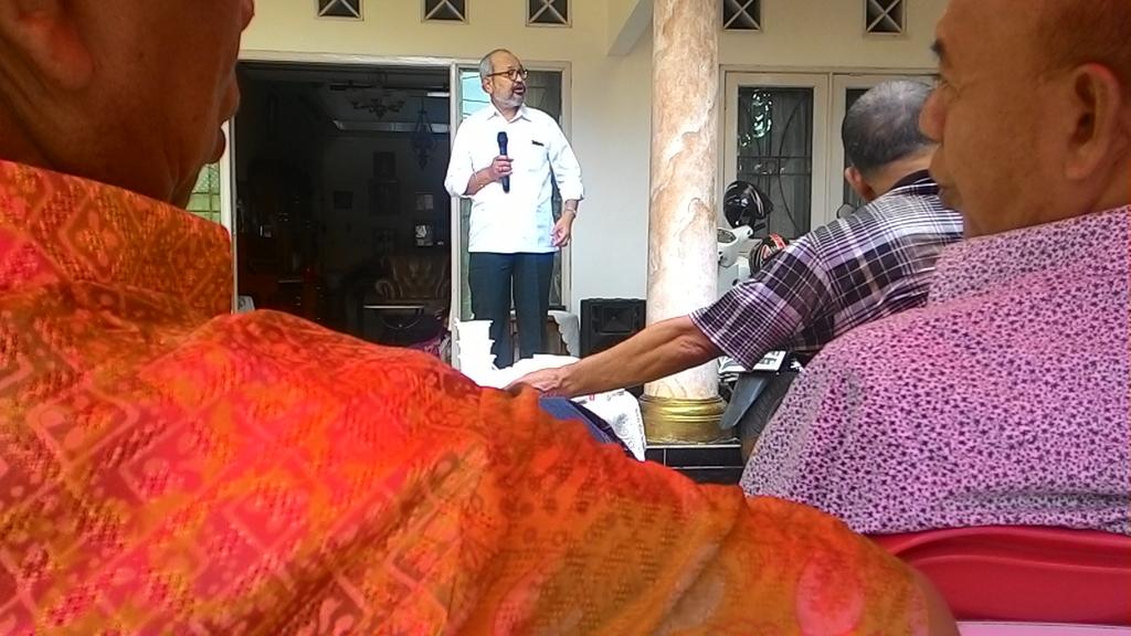 acehrayaID's tweet image. Gazali Abbas Adan berorasi refleksi #10tahundamai Aceh yg diadakan Komunitas Jambo Aceh Ciputat 15/8/15. @iloveaceh