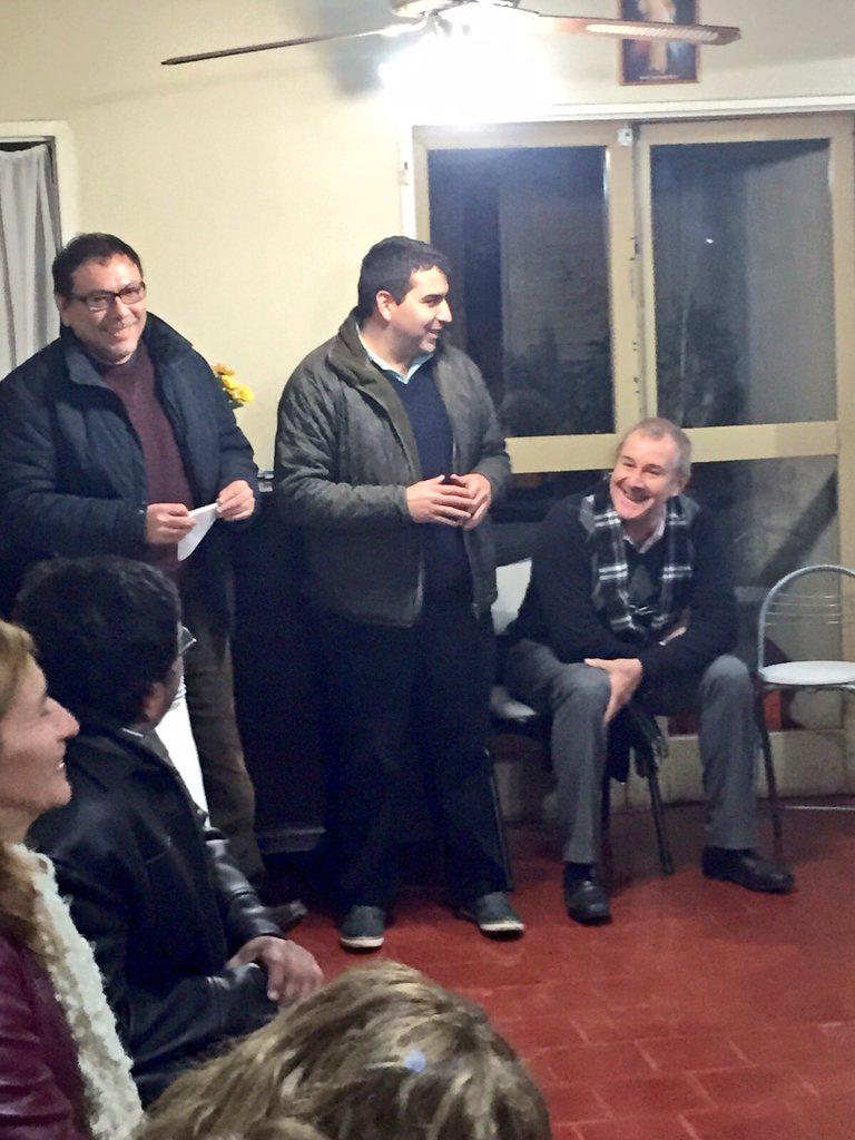 FerValdeztuc's tweet photo. [Anoche] Reunidos c/vecinos de calle México al 3900.Tucumán necesita un equipo COHERENTE.Somos #LaListaDeCano #La490 http://t.co/fkLCFiNL3x