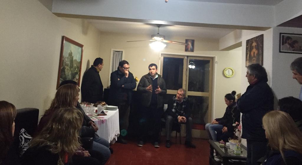 FerValdeztuc's tweet photo. [Anoche] Reunidos c/vecinos de calle México al 3900.Tucumán necesita un equipo COHERENTE.Somos #LaListaDeCano #La490 http://t.co/fkLCFiNL3x