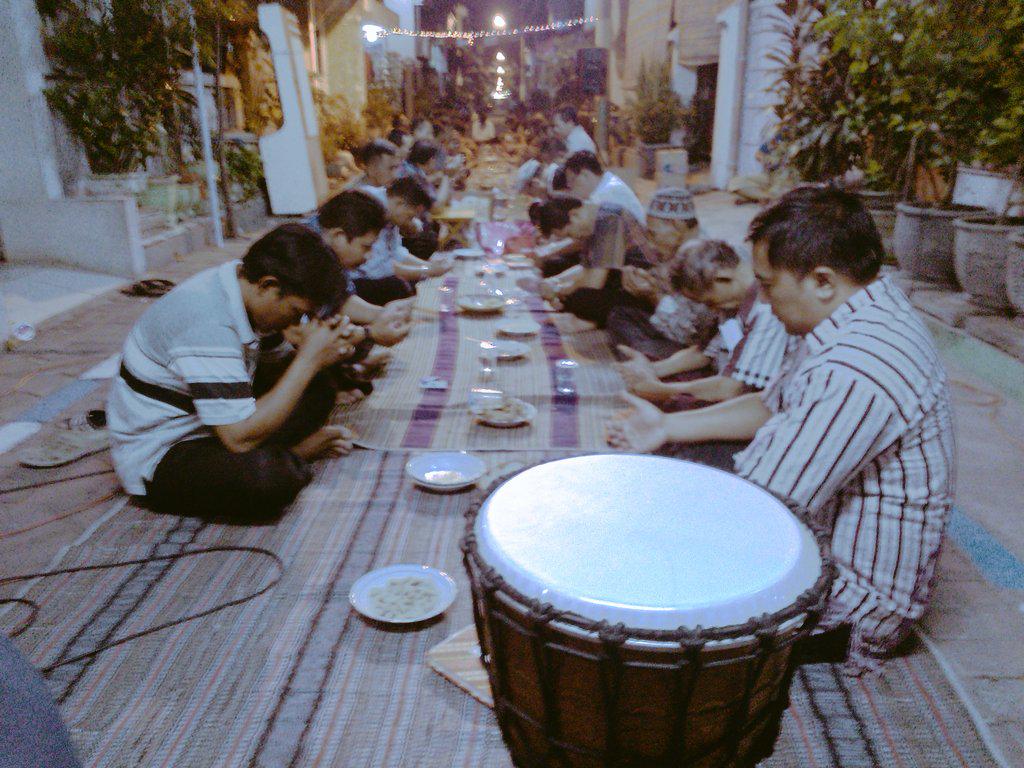 TLK_kroncong2an's tweet photo. [9/08/2015] Dokumentasi alakadarnya #TLKshow #TLKday Halalbihalal kampung JL. Setro Baru http://t.co/xXwiIvBlwz