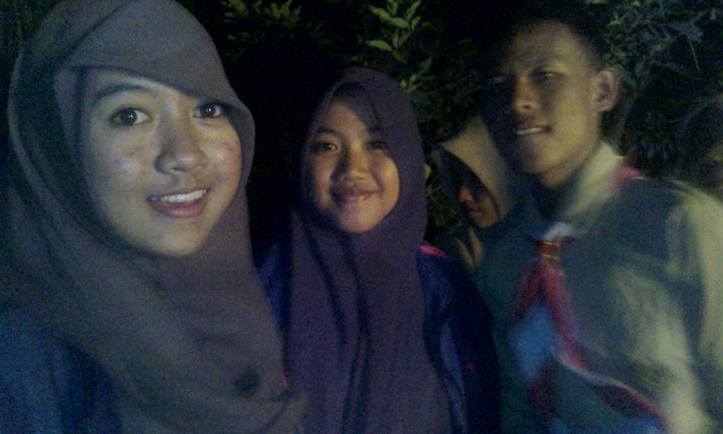 Kiki_RNOff's tweet photo. Perjum'at dan sabtu.. Saat api Unggun 🙌😁 http://t.co/flqbMHwK06