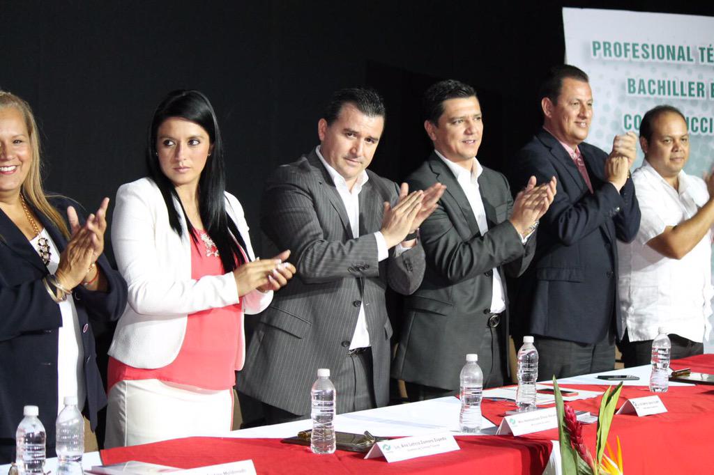 iiglesiase's tweet photo. Agradezco al padrino @NetzaOrnelas generación 2012-2015 plantel tapalpa #CONALEPJAL @AristotelesSD @pacoayon http://t.co/zikJuwqRYf
