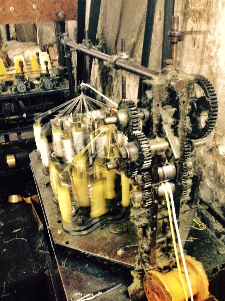 rociomego's tweet photo. Esta tarde nos hemos colado @rulogarcias en un pequeño taller de bobinas de oro y plata en #Estambul #GranBazar http://t.co/DCGx4uAbGv