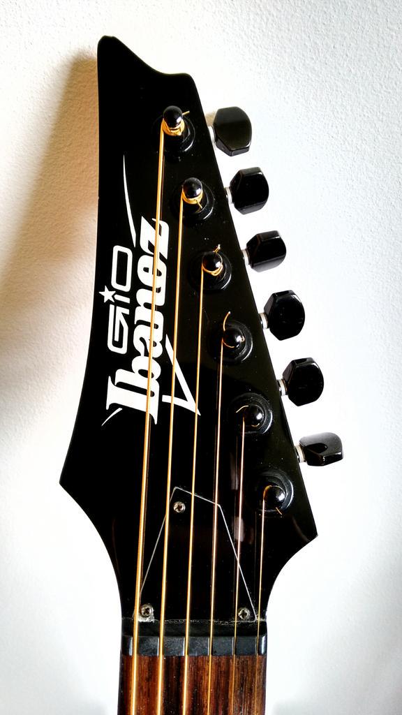 jackART_WD40's tweet photo. Just put a set of gold plated 09-42 electric guitar strings on my Ibanez. http://t.co/4A3B42ohGR