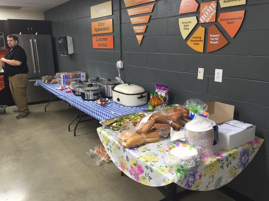 Homefield4282's tweet photo. Keeping my Team Fueled! Go Team Avon! Meatball Madness, sausage, pepper &amp; onions , salad etc... @dennison_bryan http://t.co/moChylyTrT