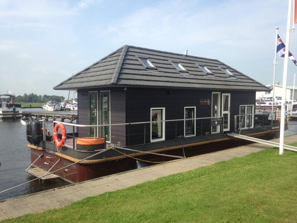 Dit is toch wel de ultieme waterbeleving voor niet-watersporters: drijvende appartementen in Terherne @ScheepsHuisje