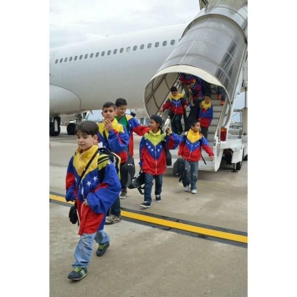 #ElSistemaEnMilan Los pequeños músicos de la SNIV llegaron hoy a Italia para participar en… ift.tt/1IRhWTt