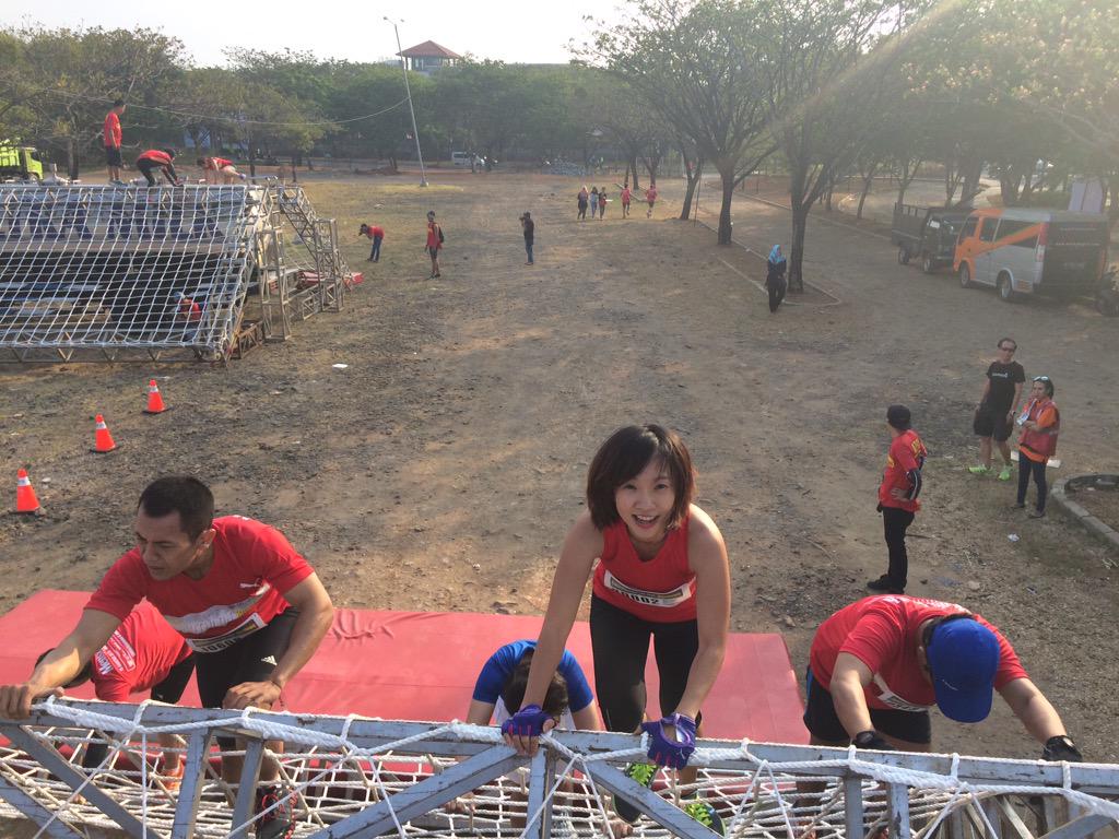 desi_kur's tweet photo. @MensHealthIndo awesome track and obstacles!! #MHIsundown #MHIurbanathlon http://t.co/pgOf85sFAe