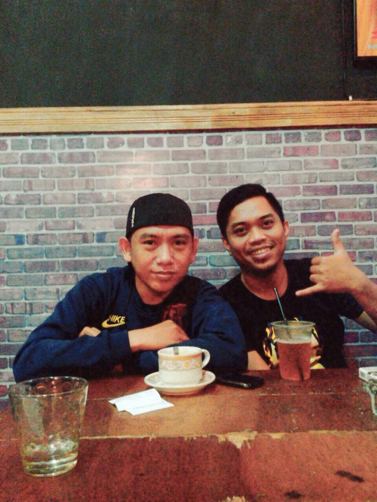 FCBI_Makassar's tweet photo. Sesuai janji tadi ini dia Korwil dan Wakorwil kami yang tertampan 😂😂 http://t.co/RxrZU5JBlU