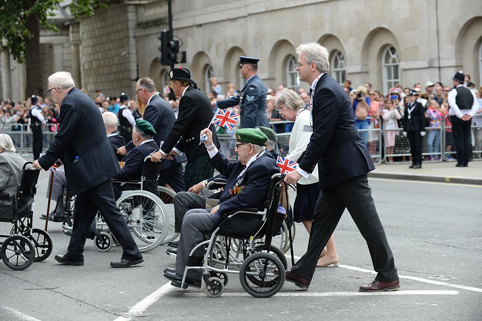 DefenceHQ's tweet photo. The crowds have been cheering on our #VJDay70 veterans all afternoon. Thanks to everyone who made today so special. http://t.co/VRN9jUqvnw